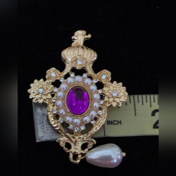 Brooch Gold Tone with Purple Center and Pearl Details - Picture 3 of 4